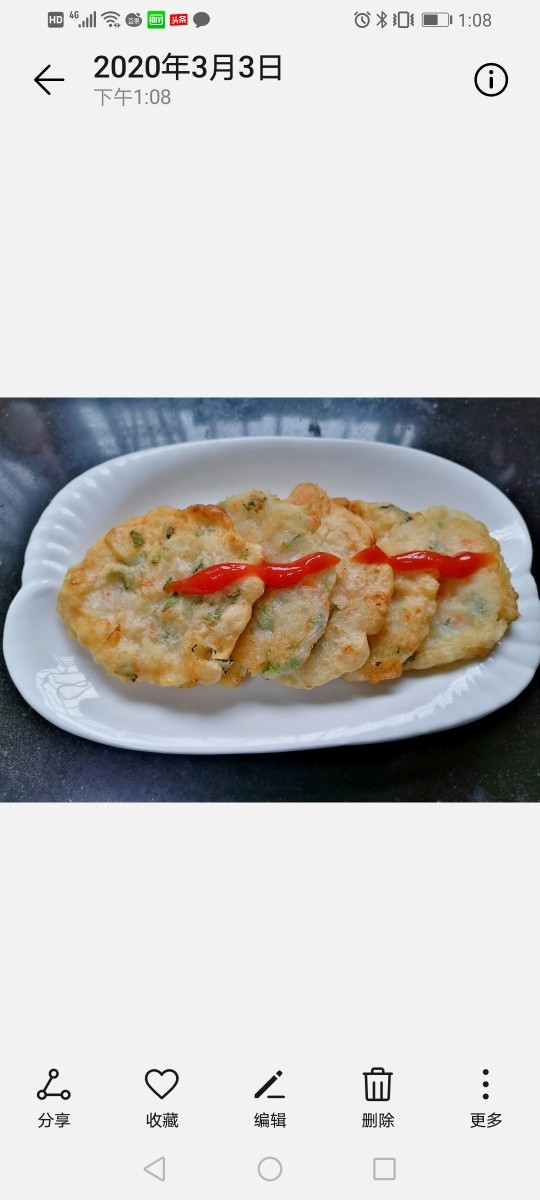 鲜虾饼,码放在盘中,挤上<a style='color:red;display:inline-block;' href='/shicai/ 699'>番茄酱</a>。