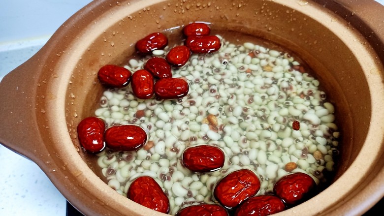 苹果饼,倒入砂锅中,加入清水,放入<a style='color:red;display:inline-block;' href='/shicai/ 2470'>红枣</a>