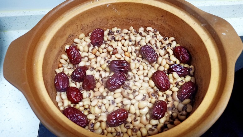 苹果饼,大火煮开转小火煮50分钟,煮至水分变干