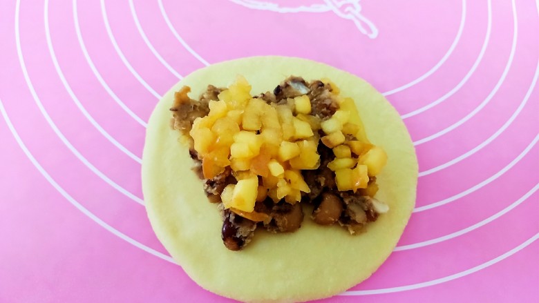 苹果饼,先包入一勺豆沙馅,再放入一勺苹果馅
