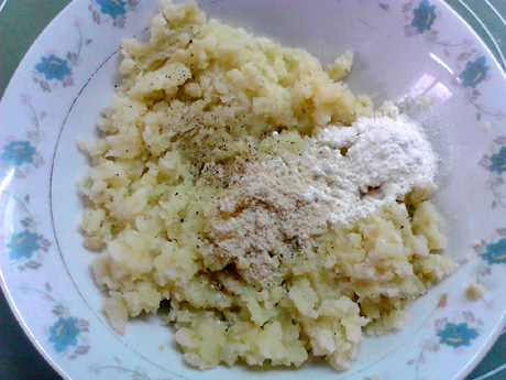 鲜虾饼,加入面粉,鸡粉和黑胡椒粉,