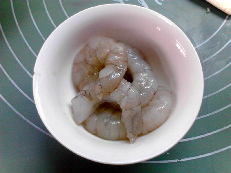 鲜虾饼,虾仁解冻后洗净,备用。