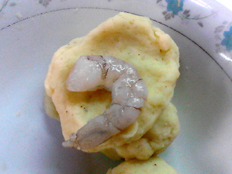 鲜虾饼,拍扁,放入虾仁。