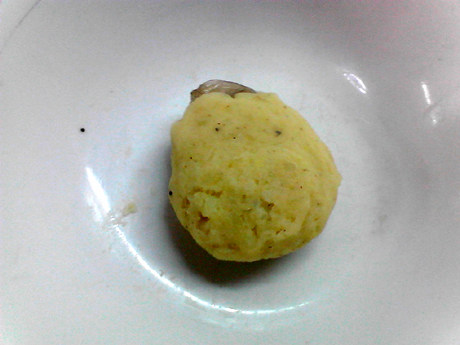 鲜虾饼,包成饼状,并让虾尾露在外面。