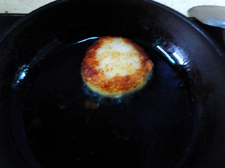鲜虾饼,一面煎好,翻面,煎另一面。