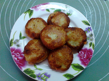 鲜虾饼,两面金黄,出锅,趁热食用。