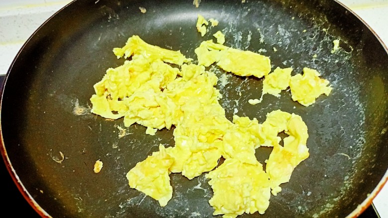 黄瓜木耳炒鸡蛋,锅中放入适量油,油热后倒入鸡蛋,快速划散