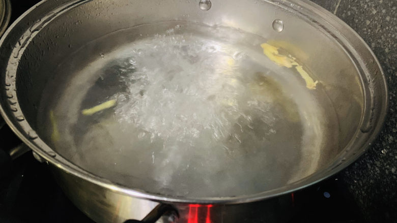 椒盐基围虾,锅盖住,煮沸大概3分钟,打开盖子,可以闻到香香的姜酒味;