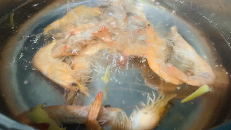 椒盐基围虾,焯30秒,捞出;