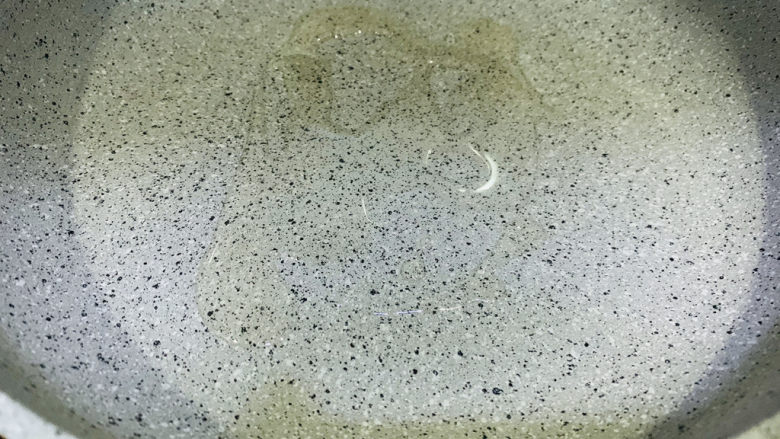 椒盐基围虾,沥干水,锅里放少许油;