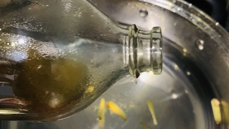椒盐基围虾,再倒入料酒;