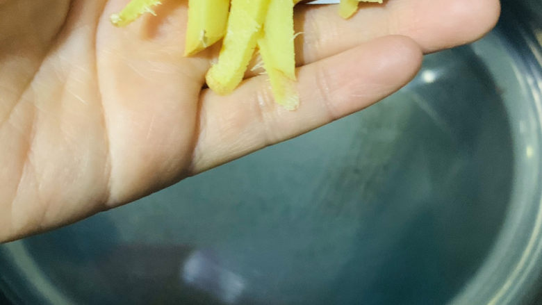 椒盐基围虾,把切好的姜丝放入锅内;