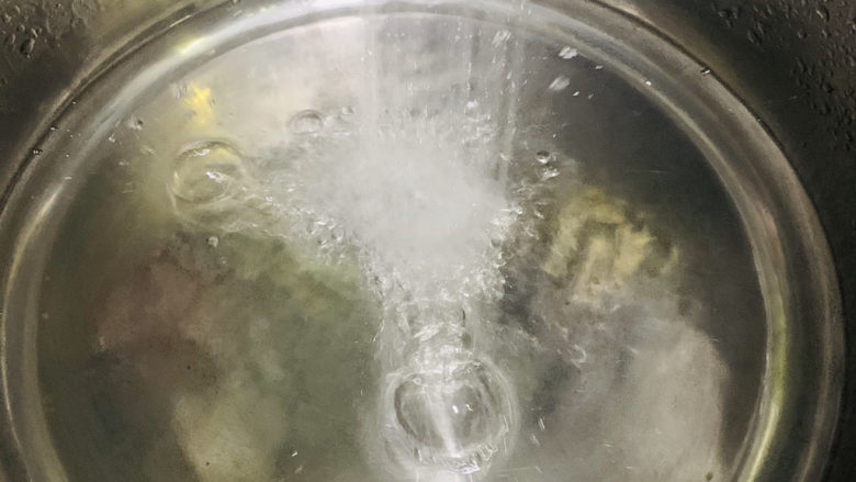 椒盐基围虾,锅里加清水;