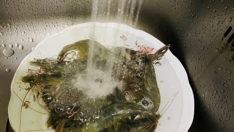 椒盐基围虾,鲜虾🦐半斤,用清水冲洗干净;