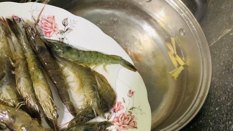 椒盐基围虾,把洗净的虾🦐,倒入煮开的沸水里,焯水;