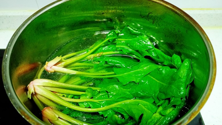 清炒油麦菜、菠菜,锅中放入适量清水,水开后放入菠菜焯水1分钟