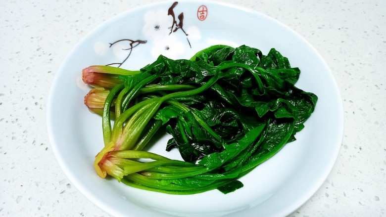 清炒油麦菜、菠菜,捞出