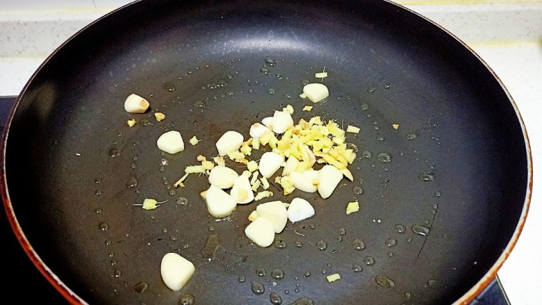 清炒油麦菜、菠菜,锅中放入适量油,炒香蒜片和姜末