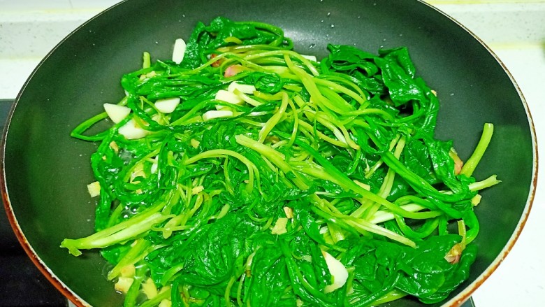清炒油麦菜、菠菜,翻炒均匀