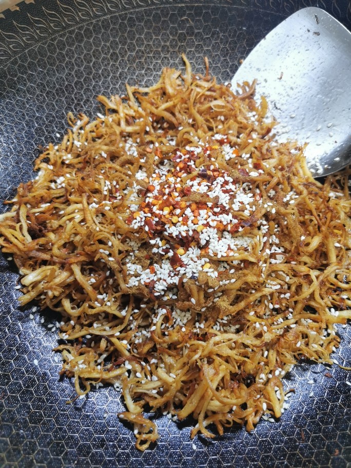 ☞鸡胸肉の最佳吃法☞香酥灯影鸡胸,最后把鸡胸肉煸炒到每根鸡丝出现诱人的金黄色后加入干料:芝麻、辣椒粉、<a style='color:red;display:inline-block;' href='/shicai/ 146542'>孜然粉</a>后,开最小火,大概40s左右尝一下有辣椒的辣味就可以出锅了(炒久了锅里有余温,辣椒最容易糊,会有苦味滴🥺)