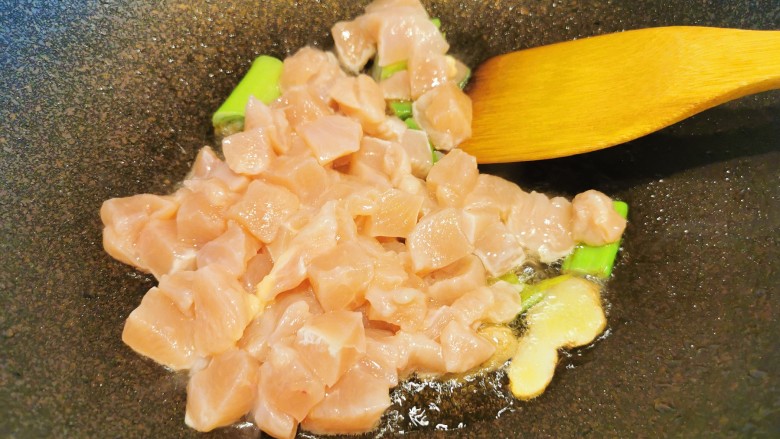 快手咖喱鸡盖饭,鸡胸肉倒入锅中