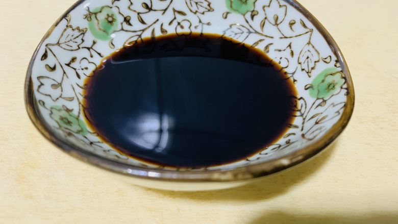 白灼大虾,把陈醋倒入碟子里备用;