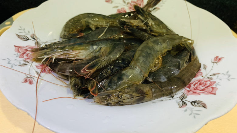 白灼大虾,大虾,到货,立即打开,倒入碗里;