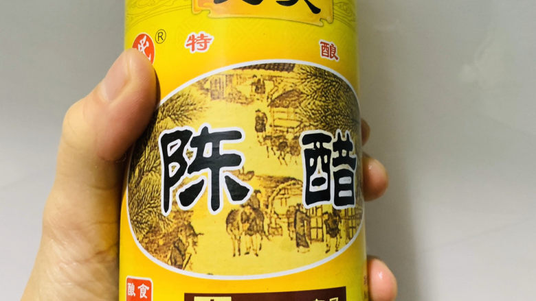白灼大虾,锅里在煮沸水时,取一瓶<a style='color:red;display:inline-block;' href='/shicai/ 750'>陈醋</a>;