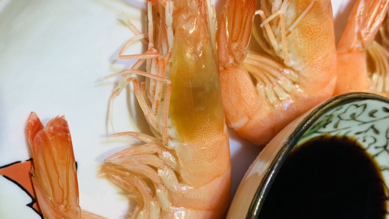 白灼大虾,醋碟放在盘子中间,虾🦐围一圈,方便沾醋;