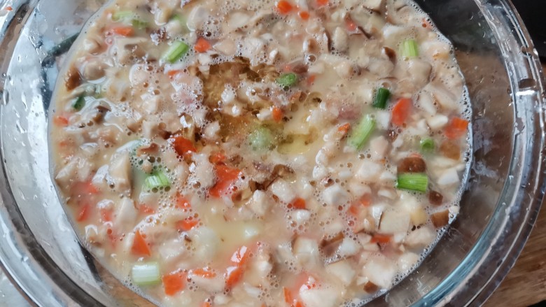 最近鸡蛋这么便宜,你可以做美味营养的蒸水蛋,各种食材搅拌均匀,并加上盐巴和少量温水