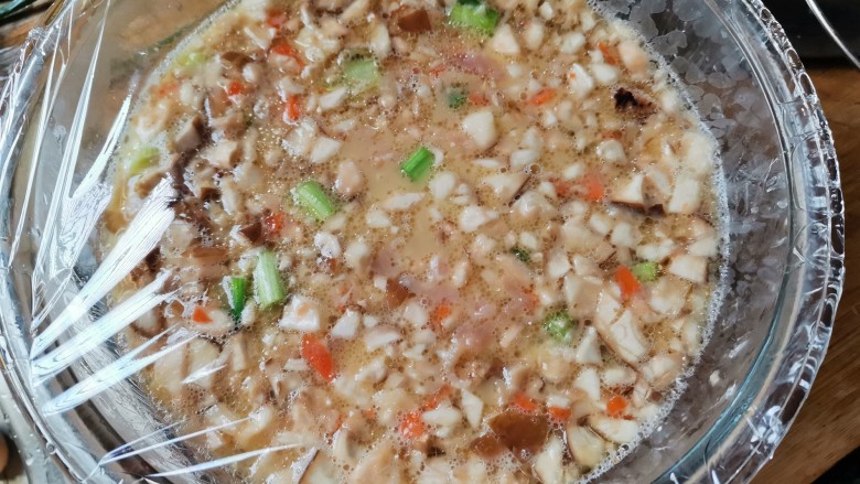 最近鸡蛋这么便宜,你可以做美味营养的蒸水蛋,盖上保鲜膜,这样即使多蒸一会儿也不会出蜂窝状