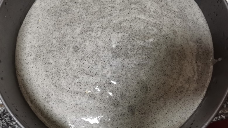 自从晒了这款黑米糕,大家都要和我做邻居,好吃不上火,你喜欢吗?,搅拌均匀的黑米糕糊糊