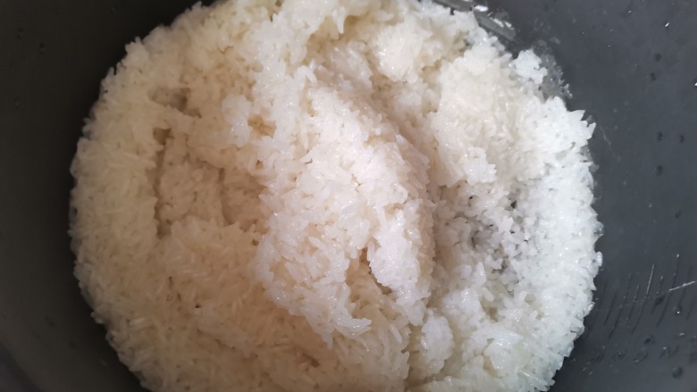这么好看的菠萝饭,酸酸甜甜好味道,你吃过没?,提前做好<a style='color:red;display:inline-block;' href='/shicai/ 498'>糯米</a>饭
