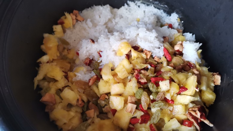 这么好看的菠萝饭,酸酸甜甜好味道,你吃过没?,把所有食材搅拌均匀