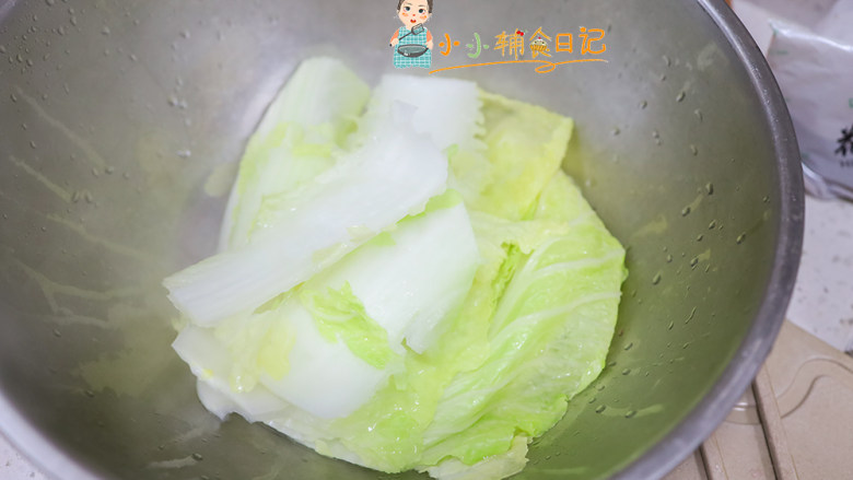 10个月以上辅食白菜猪肉馅饺子,白菜400g洗净后焯水,然后捞出来