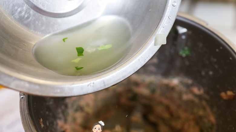 10个月以上辅食白菜猪肉馅饺子,这个是白菜水20-30g分两三次加入肉馅,用筷子搅拌,搅拌到水没了再加下一次,搅拌到上劲成团,起码五分钟