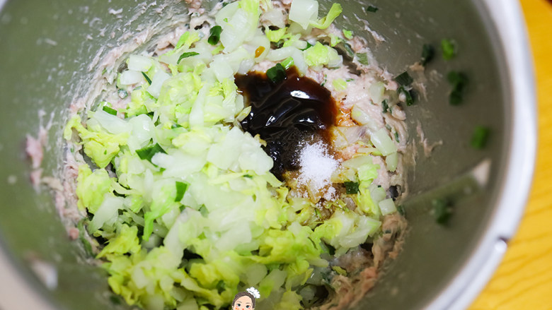 10个月以上辅食白菜猪肉馅饺子,放上白菜碎,一岁以上可以调料,也可以不放调味料植物油30g 生抽15g 耗油30g 盐2g糖1g