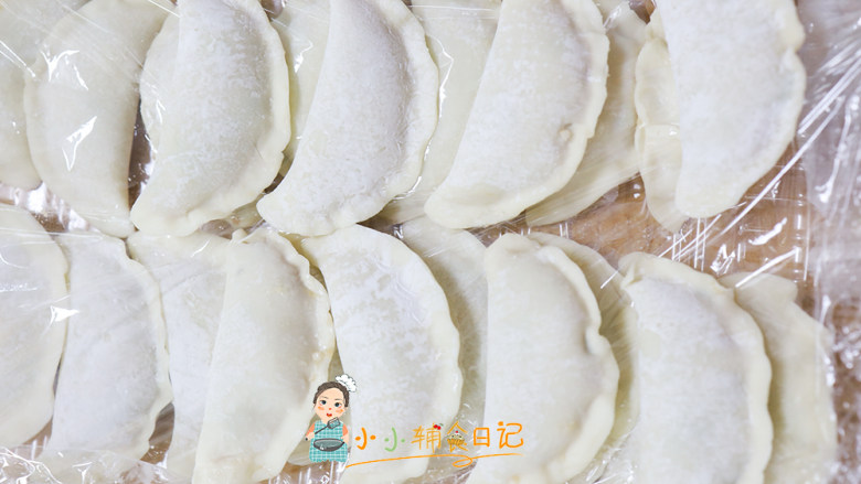 10个月以上辅食白菜猪肉馅饺子,我用最简单的包法,饺子皮对折过来用一点点水黏住就好了。锅里水开后放入饺子大概煮五分钟饺子上浮变大就好了,也可以做煎饺