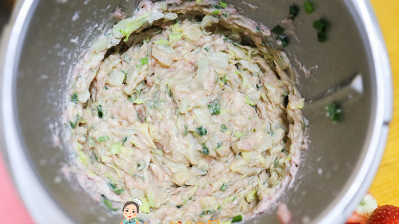 10个月以上辅食白菜猪肉馅饺子,搅拌一分钟,变成这样就可以包馅了.