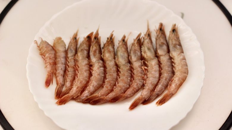 绿豆芽炒红虾,把<a style='color:red;display:inline-block;' href='/shicai/ 1683'>红虾</a>去掉虾须后洗净。