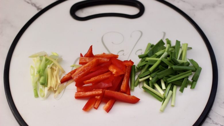 绿豆芽炒红虾,韭菜切段,红椒洗净后去籽切细条,葱<a style='color:red;display:inline-block;' href='/shicai/ 37'>姜</a>切丝。