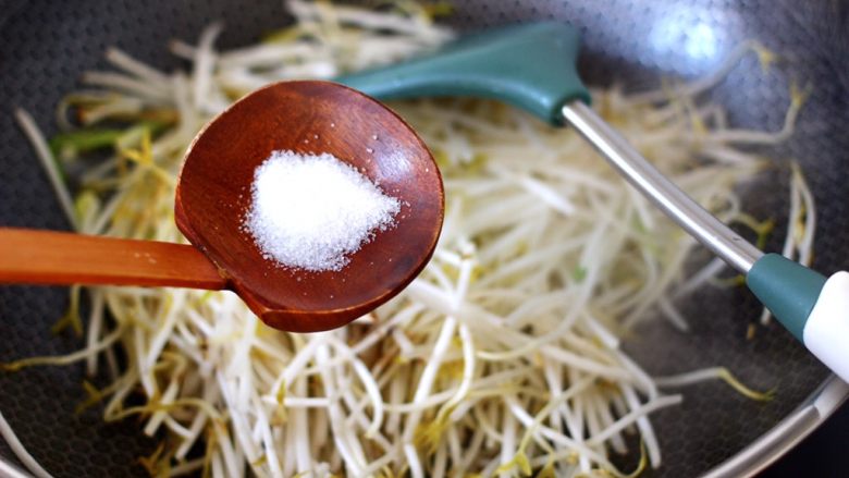 绿豆芽炒红虾,再根据个人口味,加入适量的盐调味。