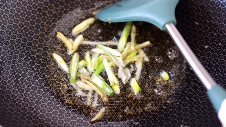 绿豆芽炒红虾,用煎红虾的油,大火爆香葱姜。