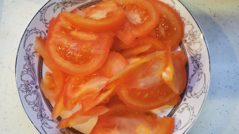 炒方便面~快手主食,<a style='color:red;display:inline-block;' href='/shicai/ 3551'>西红柿</a>一个,切片,葱姜切少许备用
