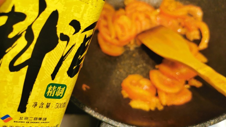 炒方便面~快手主食,加少许料酒,<a style='color:red;display:inline-block;' href='/shicai/ 788'>生抽</a>