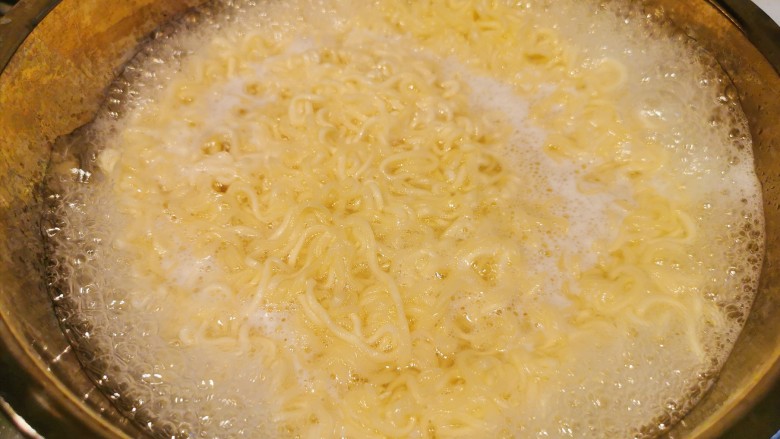 炒方便面~快手主食,方便面煮熟后捞出来,不要煮的太久