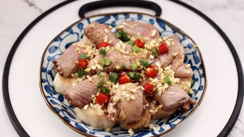 杏鲍菇蒸鸡翅,上面撒上少许葱花,大蒜碎和姜碎。