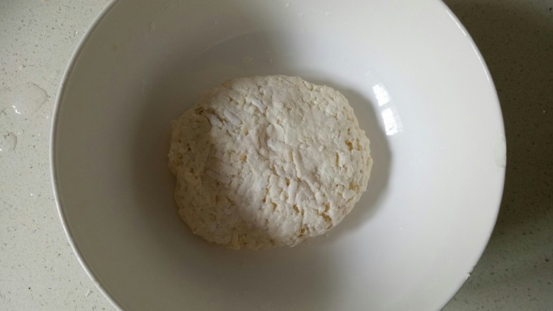 苹果饼,揉成面团,盖上保鲜膜,静置半小时