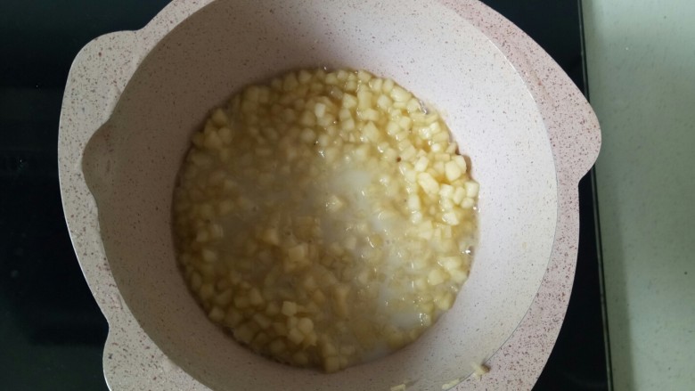 苹果饼,淀粉加入清水混合成水淀粉,倒入锅中,小火熬煮浓稠盛出备用