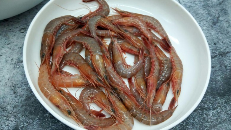 鲜虾砂锅粥,海虾80克(虾营养极为丰富,含蛋白质)
